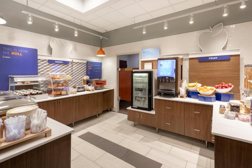 Holiday Inn Express Hotel & Suites Minneapolis-Downtown Convention Center by IHG photo