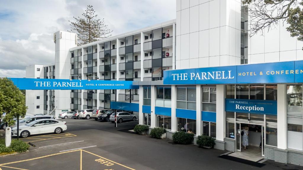 a blue and white street sign next to a building at The Parnell Hotel & Conference Centre in Auckland