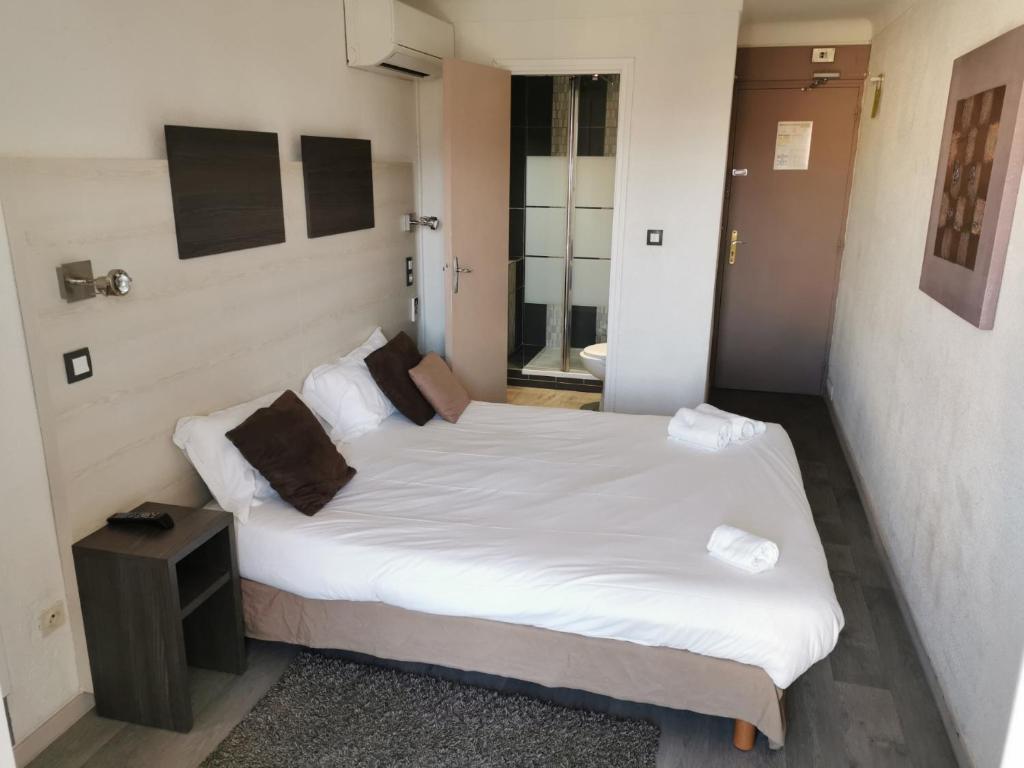 Postel nebo postele na pokoji v ubytování Logis Hôtel Restaurant les Charmettes