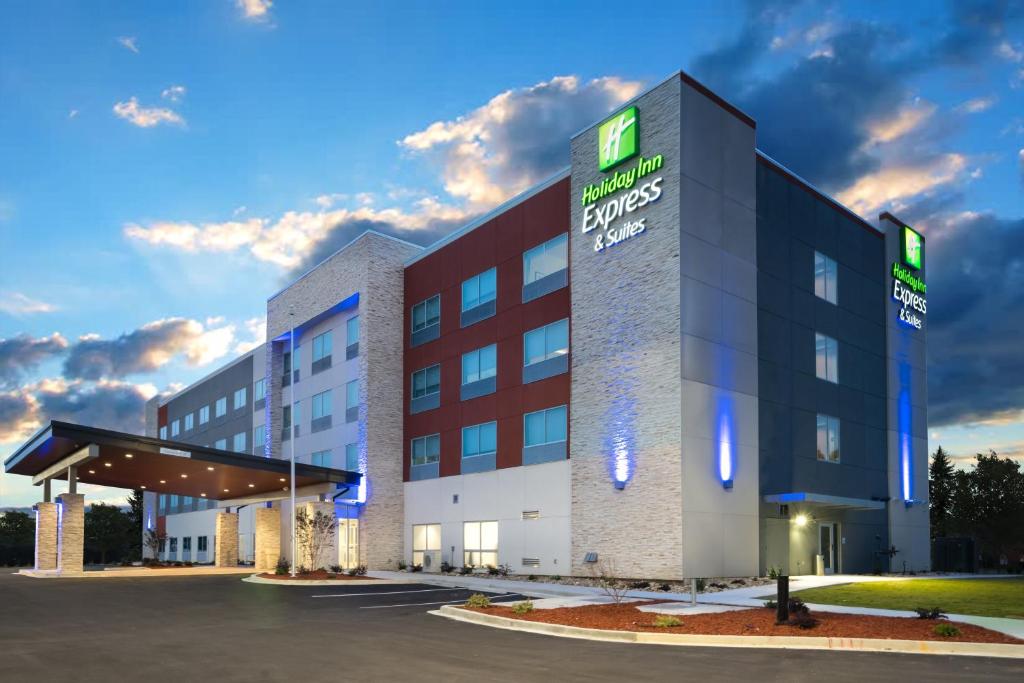 a hotel building with a sign on the front of it at Holiday Inn Express & Suites Greenville SE - Simpsonville, an IHG Hotel in Simpsonville