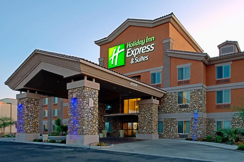 un hotel con un cartel en la parte delantera de un edificio en Holiday Inn Express & Suites Tucson, an IHG Hotel, en Tucson