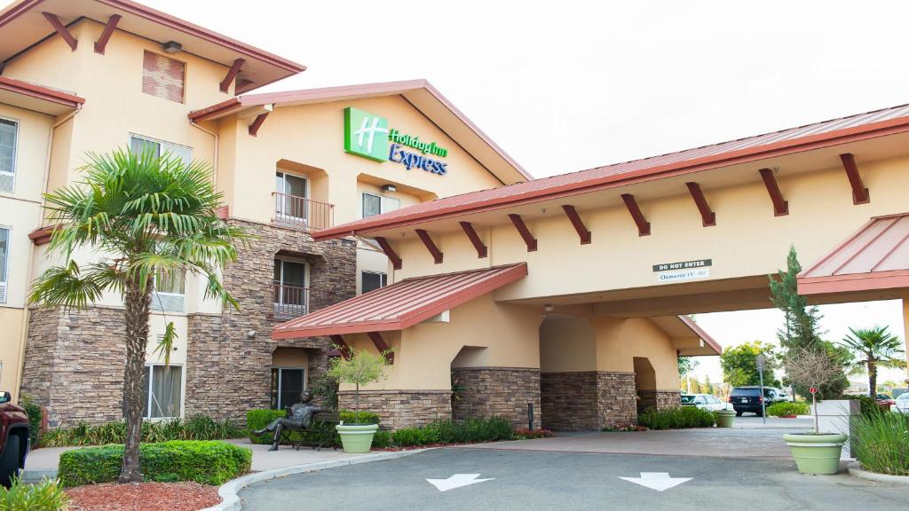 a front view of a hotel at Holiday Inn Express Turlock, an IHG Hotel in Turlock