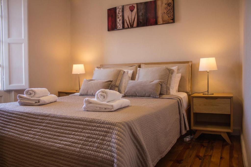 - une chambre avec un lit et des serviettes dans l'établissement Burgos Bulevar, à Burgos