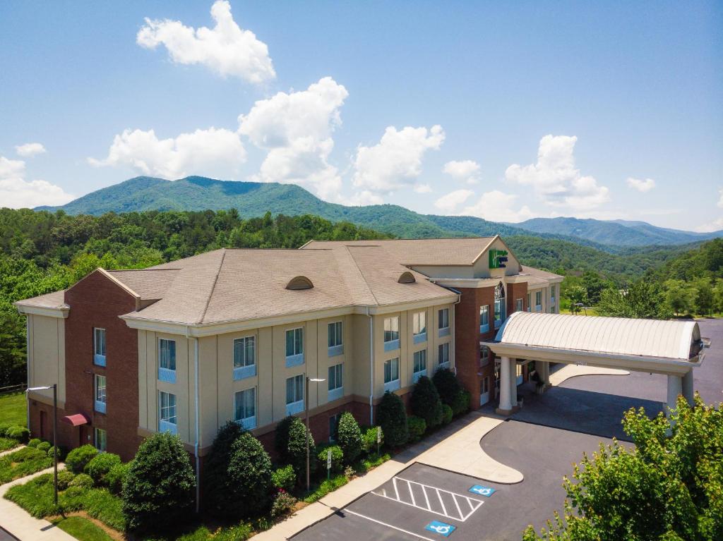 une vue aérienne sur un bâtiment avec des montagnes en arrière-plan dans l'établissement Holiday Inn Express & Suites Sylva / Dillsboro, an IHG Hotel, à Dillsboro