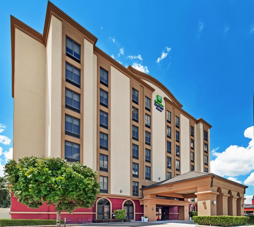 uma imagem de um hotel em Holiday Inn Express & Suites Houston - Memorial Park Area, an IHG Hotel em Houston