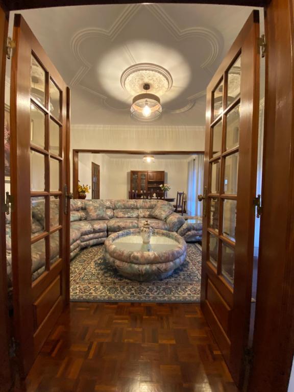 duży salon z dużą wanną na środku pokoju w obiekcie Casa da Tia w mieście Poutena