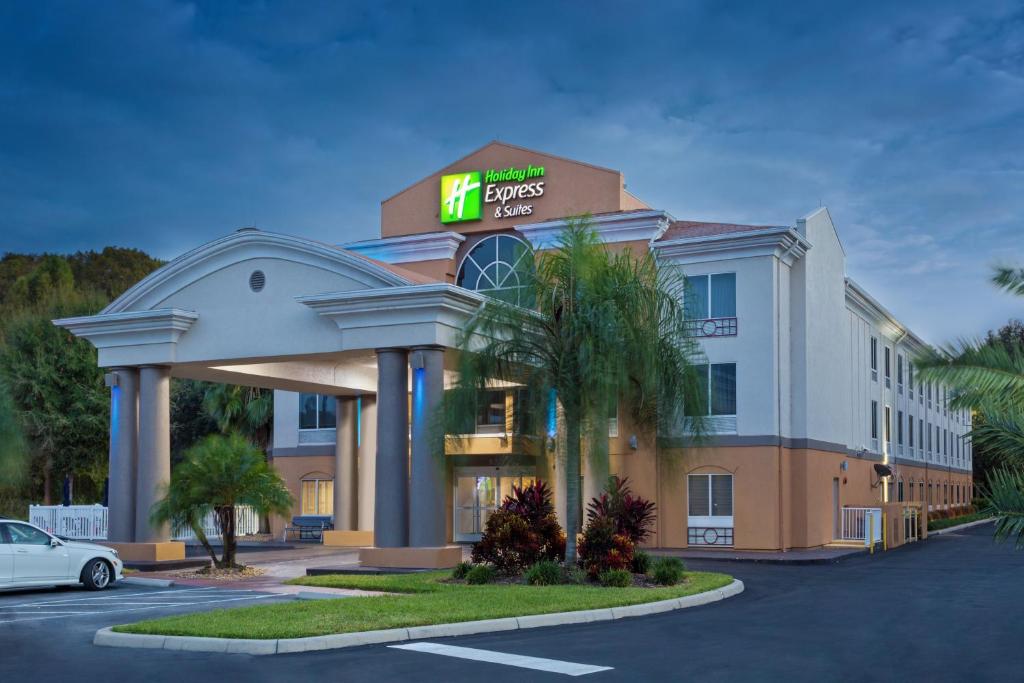 un hotel con un coche aparcado en un aparcamiento en Holiday Inn Express & Suites Tavares, an IHG Hotel, en Tavares
