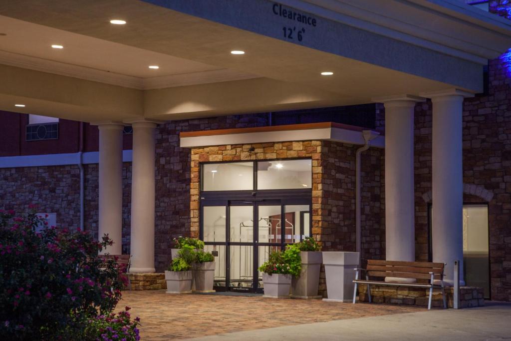 a building with a bench in front of it at Holiday Inn Express & Suites Texarkana by IHG in Texarkana