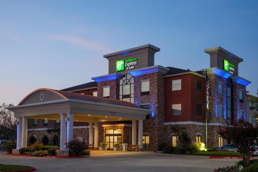 a hotel with a sign on the front of it at Holiday Inn Express & Suites Texarkana, an IHG Hotel in Texarkana - Texas