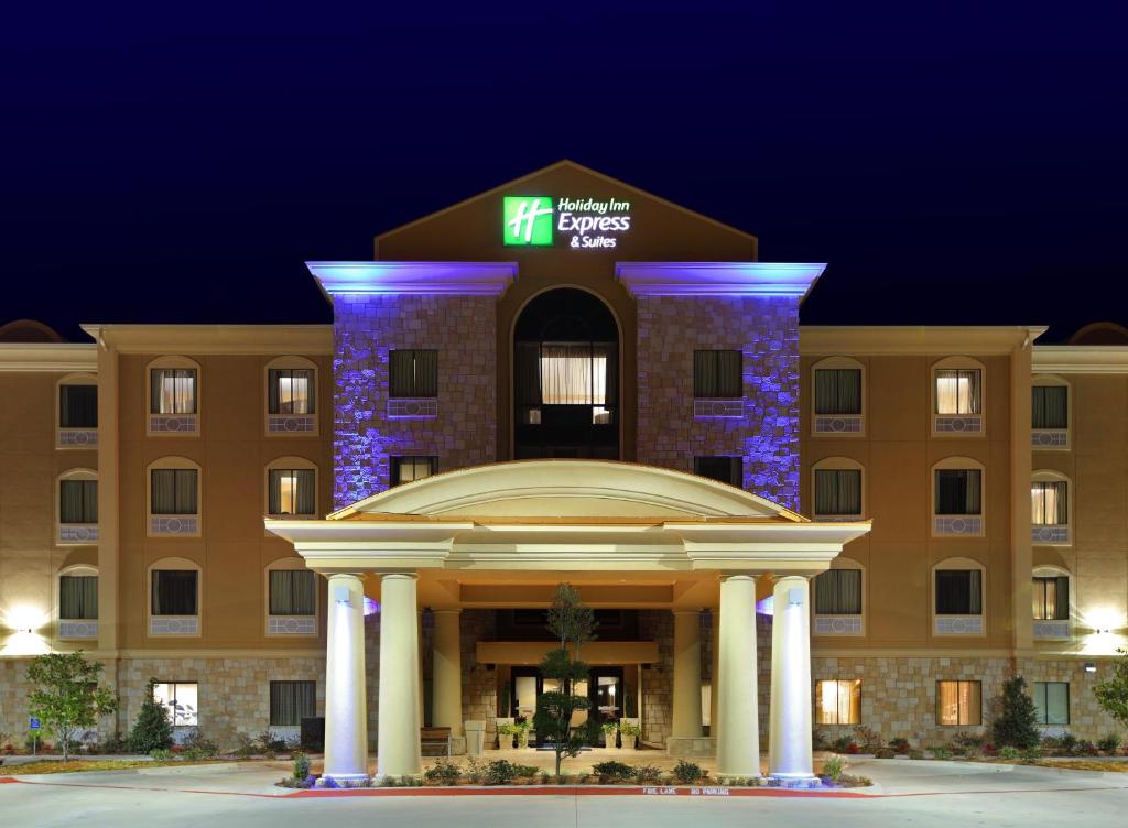 a hotel front view of the hotel at night at Holiday Inn Express Hotel & Suites Texarkana East by IHG in Texarkana