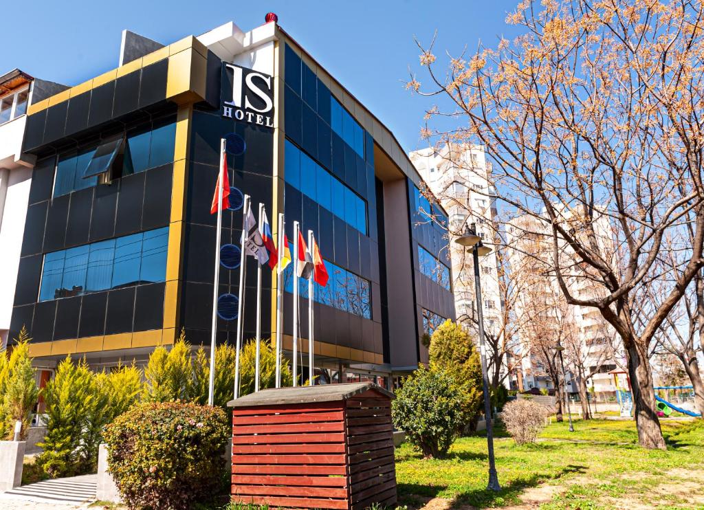 een gebouw met vlaggen ervoor bij IS Hotel in Antalya