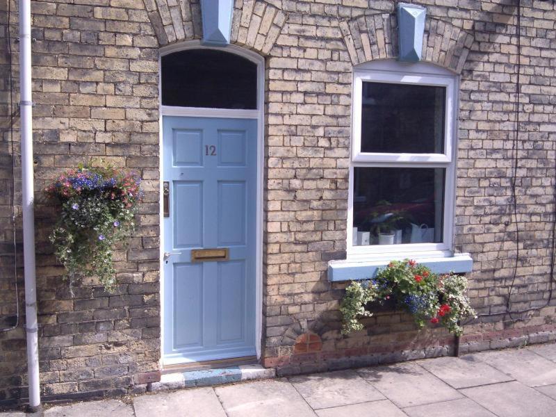 un edificio de ladrillo con una puerta azul y una ventana en Waverley, en York