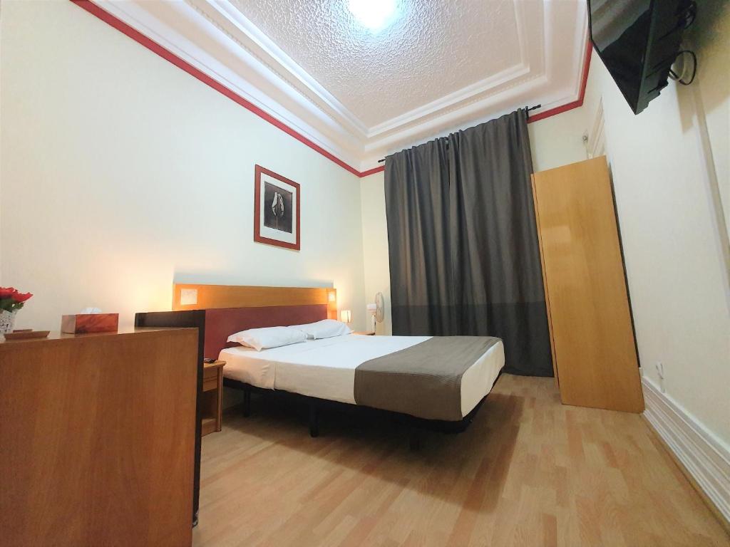 um quarto com uma cama e uma cómoda e uma cama sidx sidx sidx em MIDIS - Alojamento Local em Lisboa