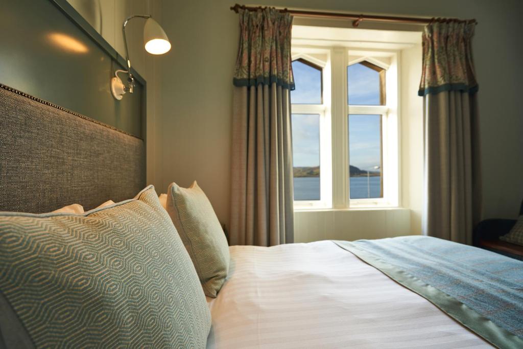 Letto o letti in una camera di Oban Bay Hotel