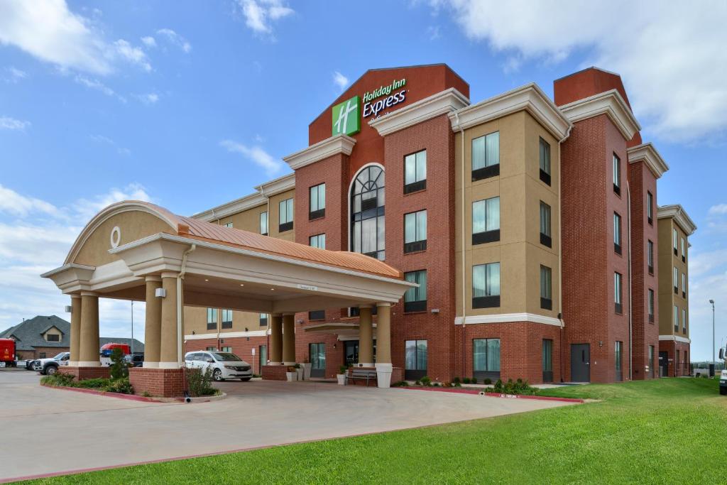 a hotel building with a gazebo in front of it at Holiday Inn Express Alva, an IHG Hotel in Alva