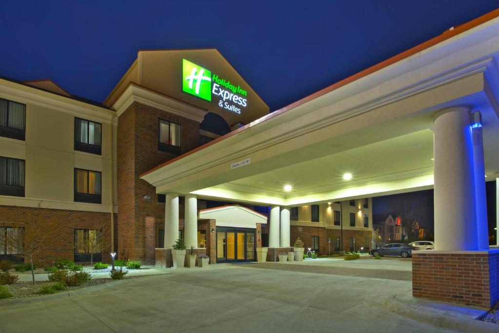 a hotel sign on the front of a building at Holiday Inn Express & Suites Springfield, an IHG Hotel in Springfield