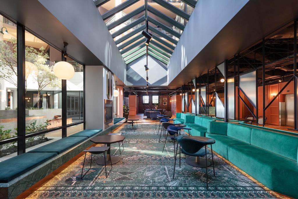 Posezení v ubytování Amora Hotel Riverwalk Melbourne