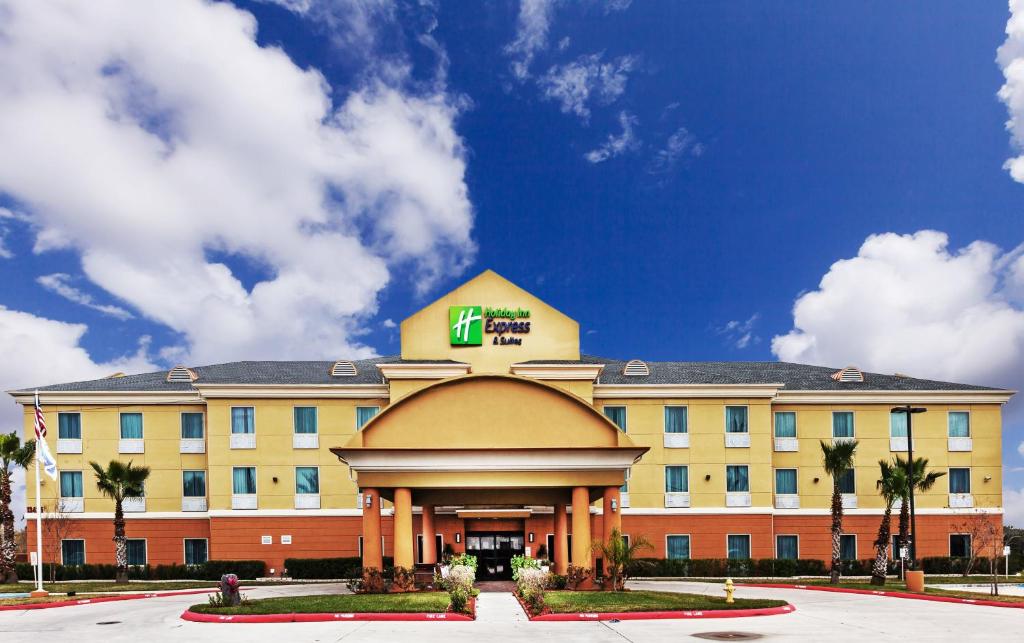 コーパスクリスティにあるHoliday Inn Express & Suites, Corpus Christi NW, Calallen, an IHG Hotelの看板が上のホテルの建物
