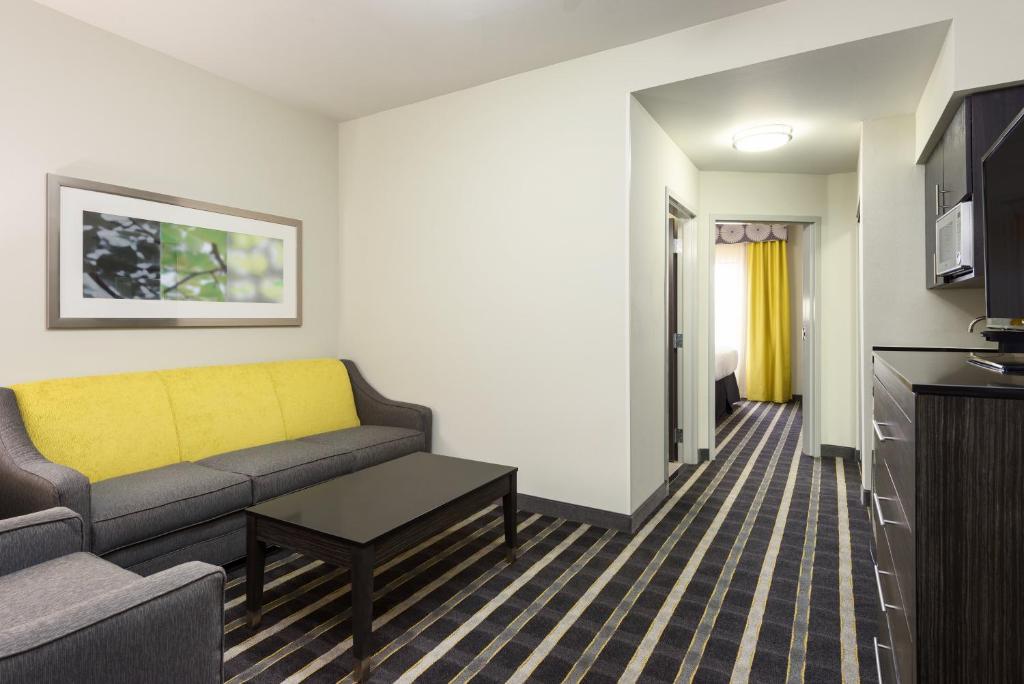 Holiday Inn Express and Suites Norman by IHG photo