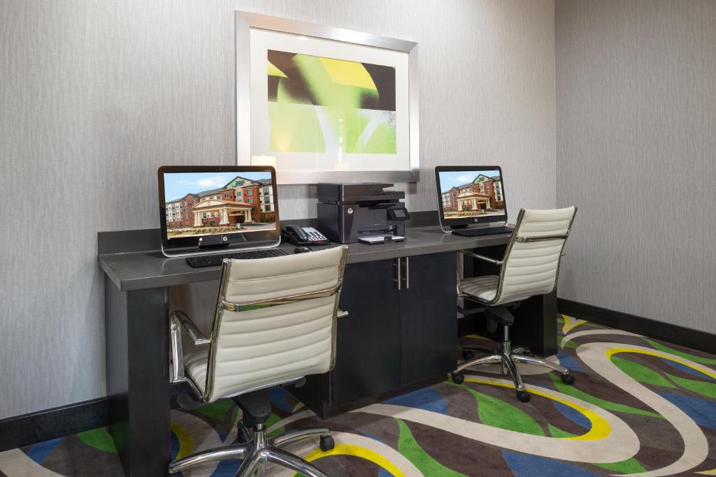uma sala com duas secretárias com dois computadores em Holiday Inn Express and Suites Norman, an IHG Hotel em Norman