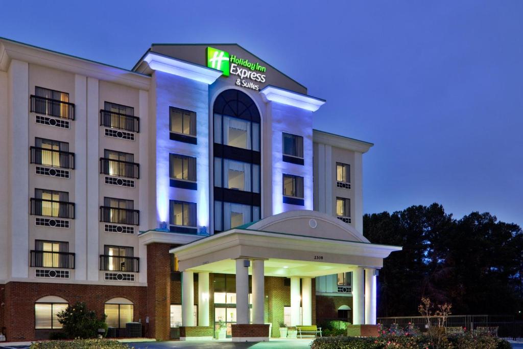 un edificio con un cartello illuminato di Holiday Inn Express & Suites Wilson-Downtown, an IHG Hotel a Wilson