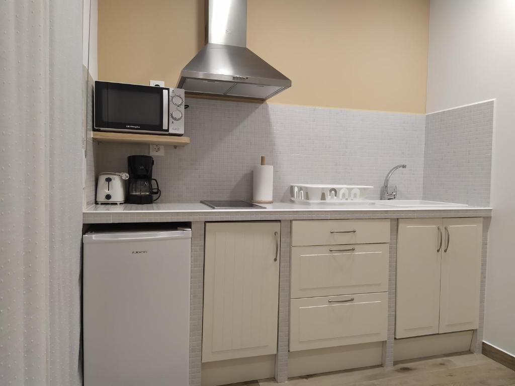 Kuchyň nebo kuchyňský kout v ubytování Apartamentos El Brezu