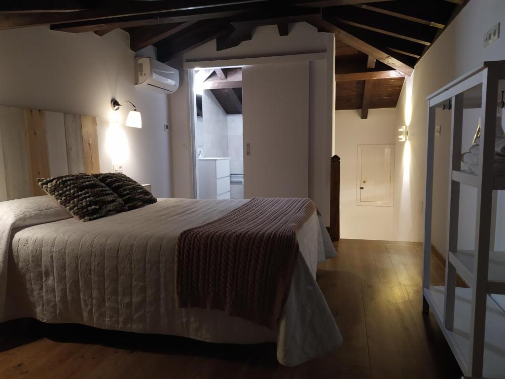 Postel nebo postele na pokoji v ubytování Apartamentos El Brezu