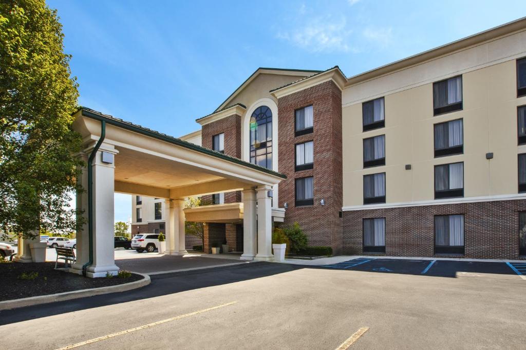 ein Gebäude mit einem Parkplatz davor in der Unterkunft Holiday Inn Express Hotel & Suites Fort Wayne, an IHG Hotel in Fort Wayne