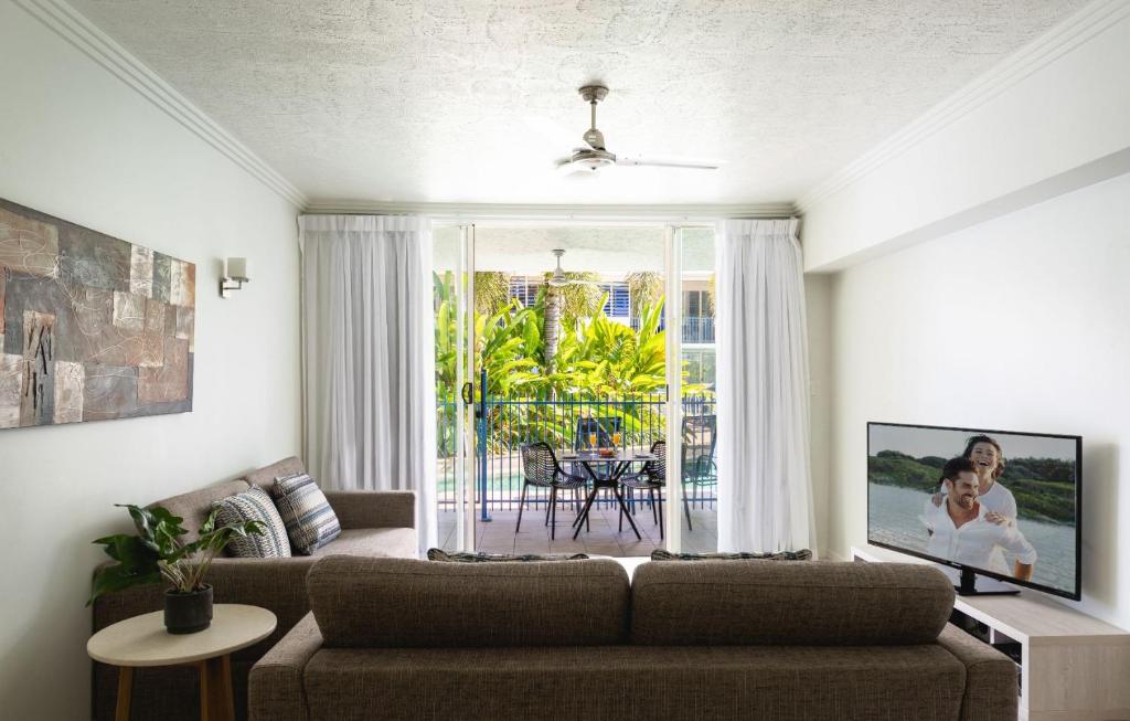 TV a/nebo společenská místnost v ubytování Silkari Lagoons Port Douglas