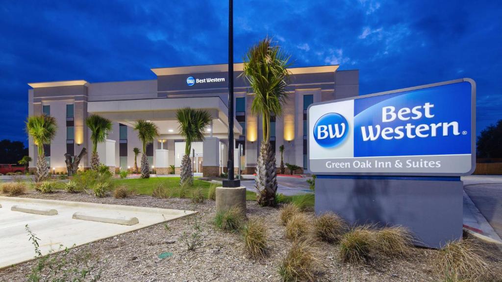 un panneau indiquant le meilleur ouest devant un bâtiment dans l'établissement Best Western Green Oaks Inn, à La Vernia