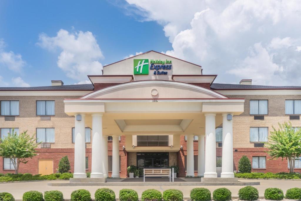 a front view of a hotel with a building at Holiday Inn Express Hotel & Suites- Gadsden, an IHG Hotel in Gadsden