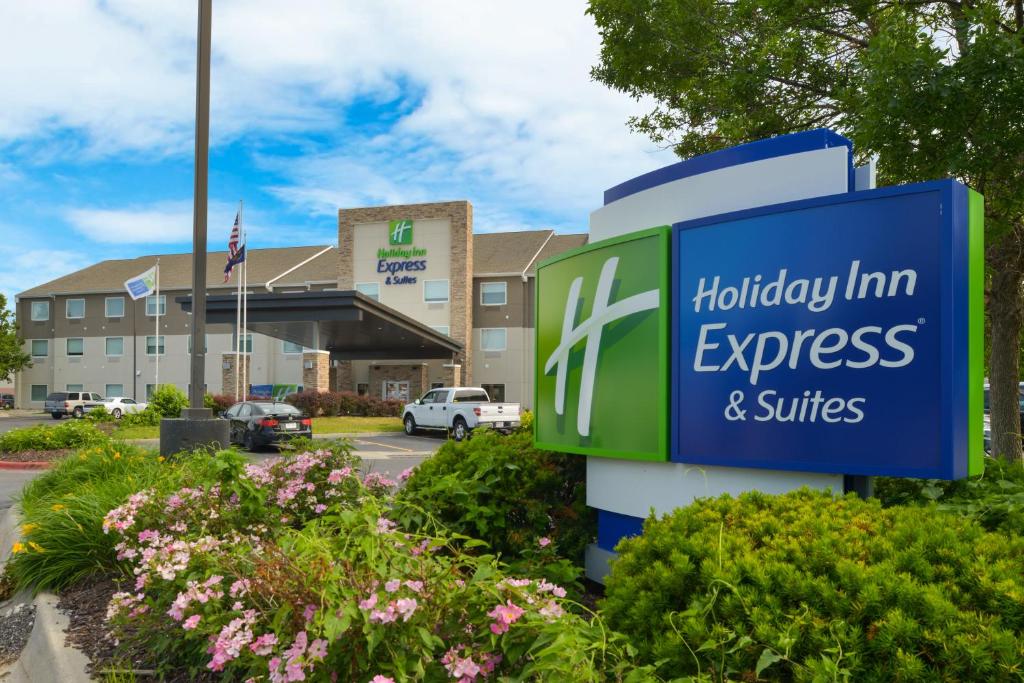 een bord voor een Holiday Inn Express en suites bij Holiday Inn Express & Suites - Omaha - 120th and Maple, an IHG Hotel in Omaha