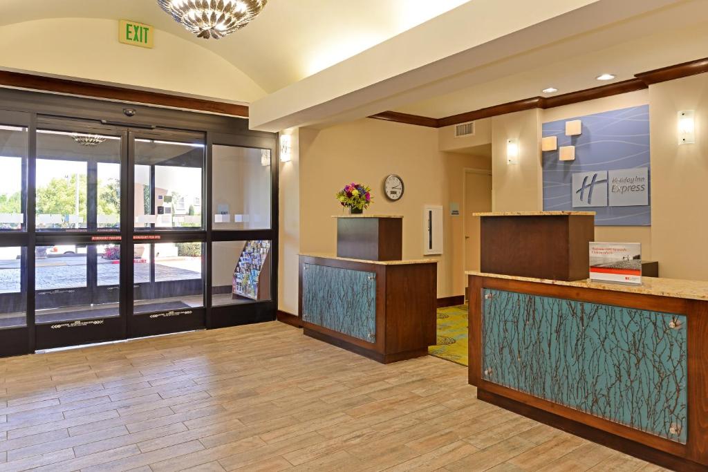 an office with a lobby with a reception desk at Holiday Inn Express Fresno River Park Highway 41, an IHG Hotel in Fresno