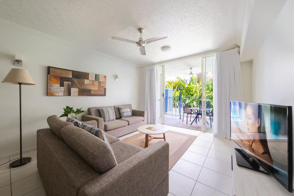 TV a/nebo společenská místnost v ubytování Silkari Lagoons Port Douglas