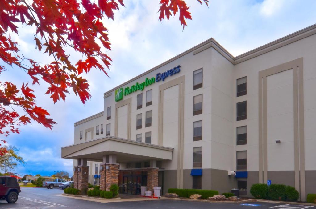 uma representação de uma estalagem Hampton parques de niagara em Holiday Inn Express & Suites Fayetteville University of Arkansas Area, an IHG Hotel em Fayetteville