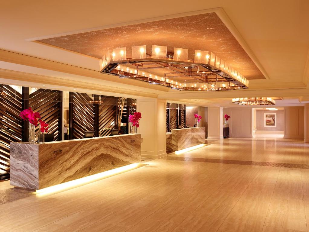einen Ballsaal mit Tanzfläche und Kronleuchter in der Unterkunft Park Central in New York