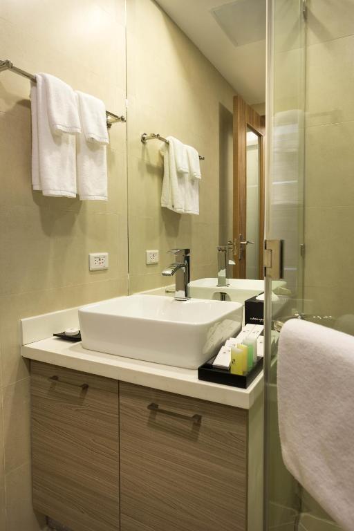 Koupelna v ubytování Valero Grand Suites by Swiss-Belhotel