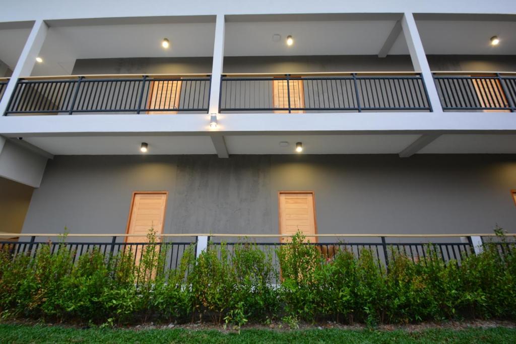 Elle offre une vue sur l'extérieur d'un bâtiment doté d'un balcon. dans l'établissement The Grey House Palai Phuket, à Chalong