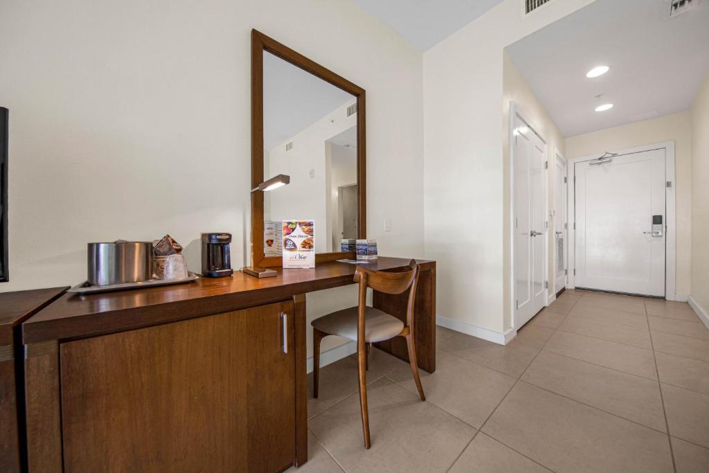 Peninsula Island Resort & Spa - Beachfront Property at South Padre Island - Family Room With Balcony