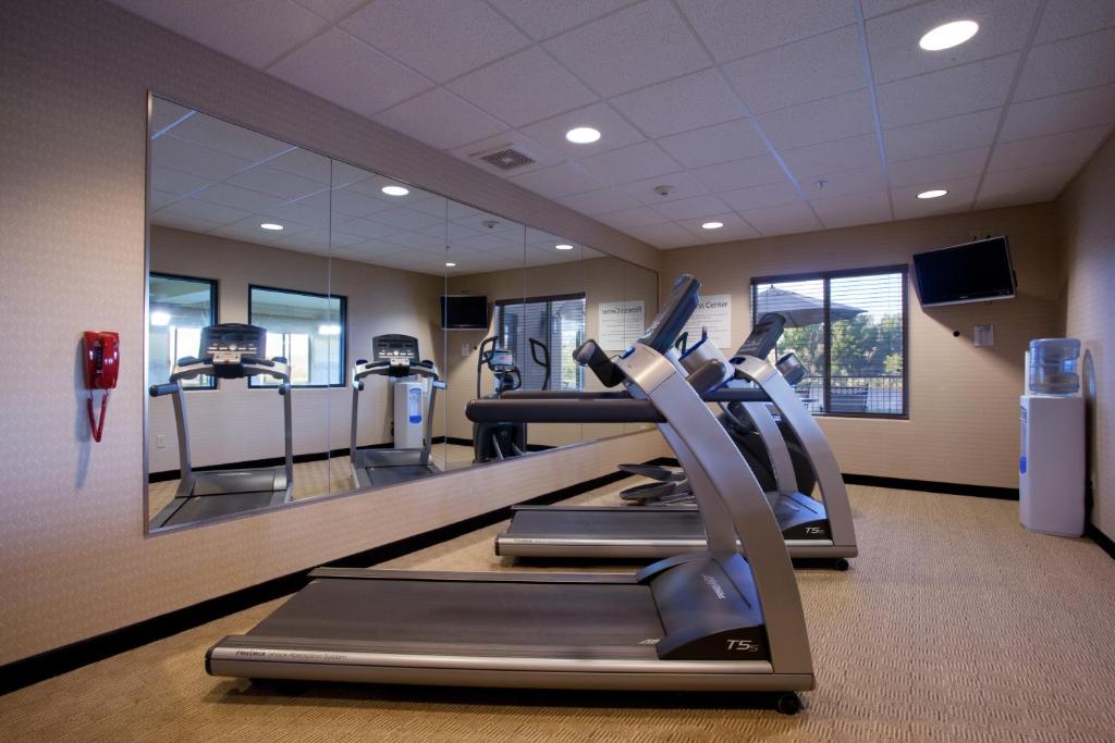 Fitness centrum a/nebo fitness zařízení v ubytování Holiday Inn Express Hotel & Suites Silt - Rifle by IHG