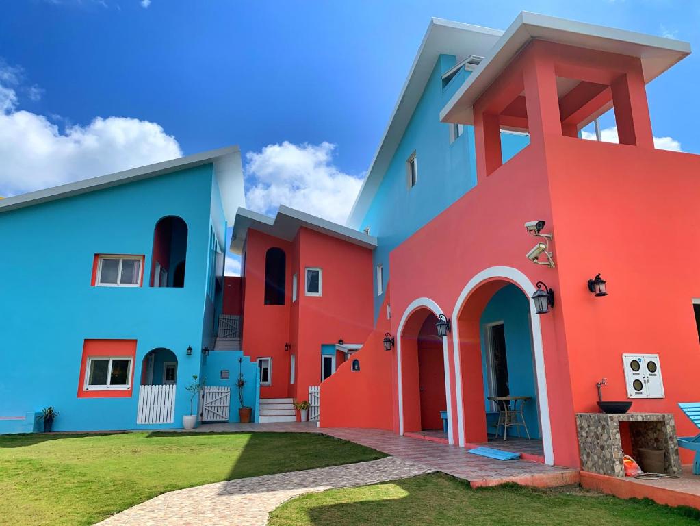 un grupo de casas pintadas en diferentes colores en Wonderful Kenting Hostel, en Eluan