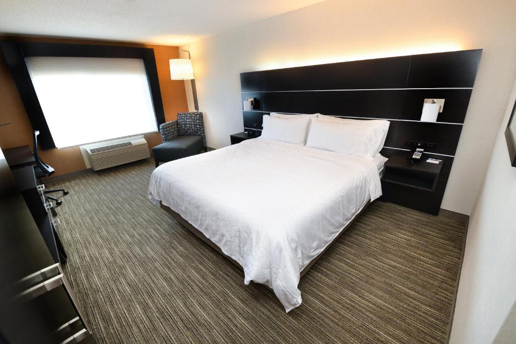 Holiday Inn Express Hotel & Suites Grand Forks by IHG - King Room - Hearing Accessible - Roll-in Shower