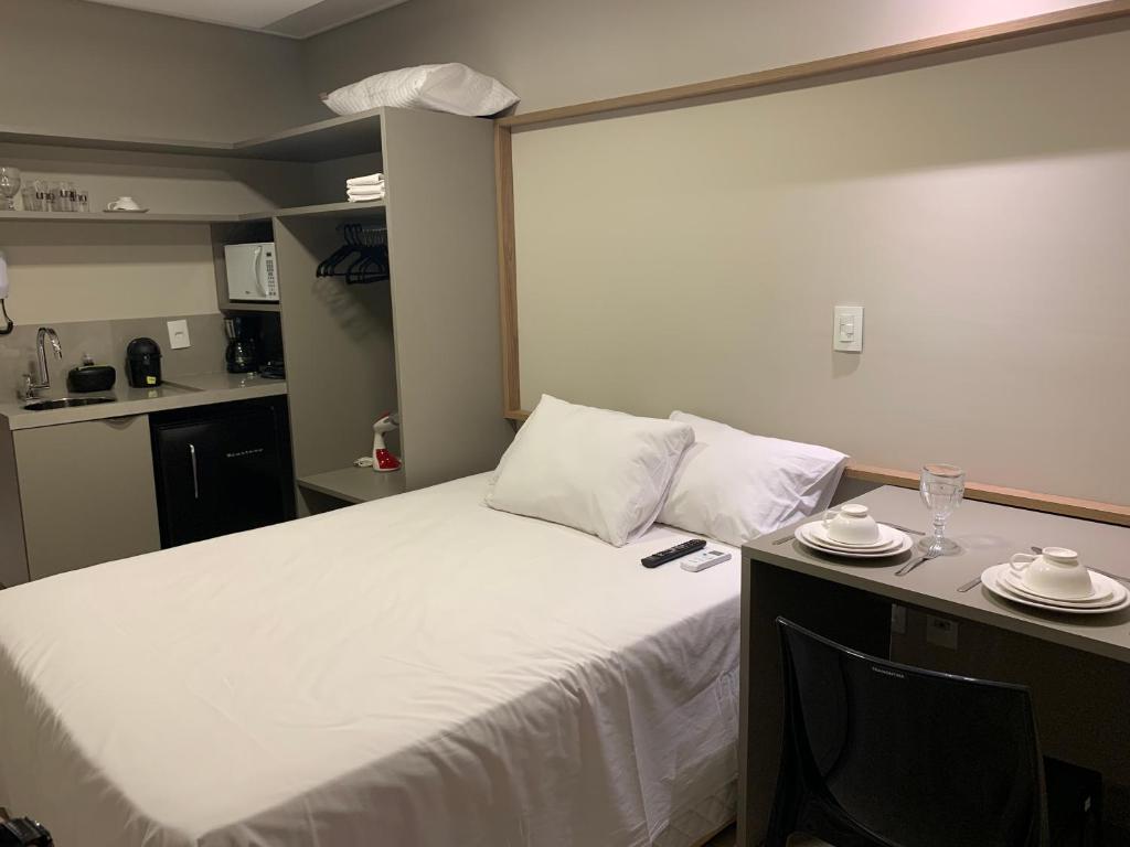 duże łóżko w pokoju z dwoma talerzami na biurku w obiekcie Flat aconchegante a 50 metros do mar w mieście João Pessoa