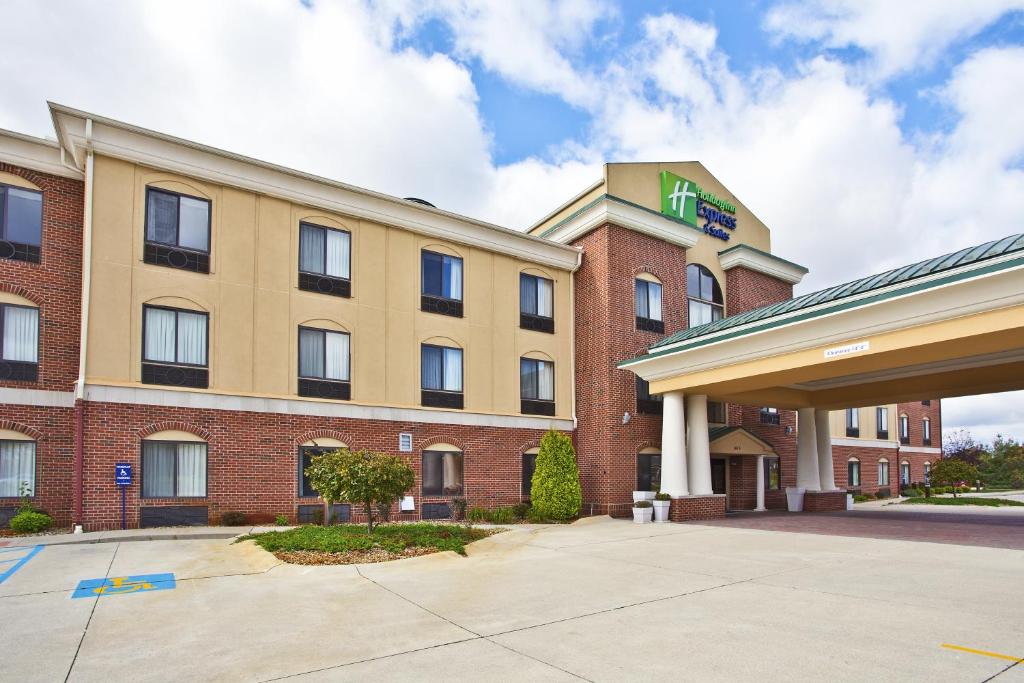 un hampton inn suites niagara en el edificio del lago en Holiday Inn Express Hotel & Suites Goshen, an IHG Hotel, en Goshen