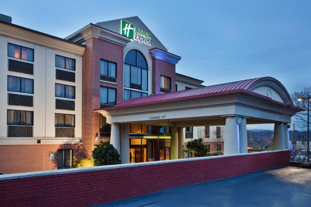 un hotel con un cartel en la parte delantera en Holiday Inn Express & Suites Greenville-Downtown, an IHG Hotel, en Greenville