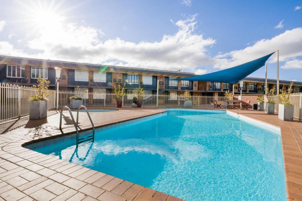 una piscina frente a un edificio en Panorama Bathurst, en Bathurst