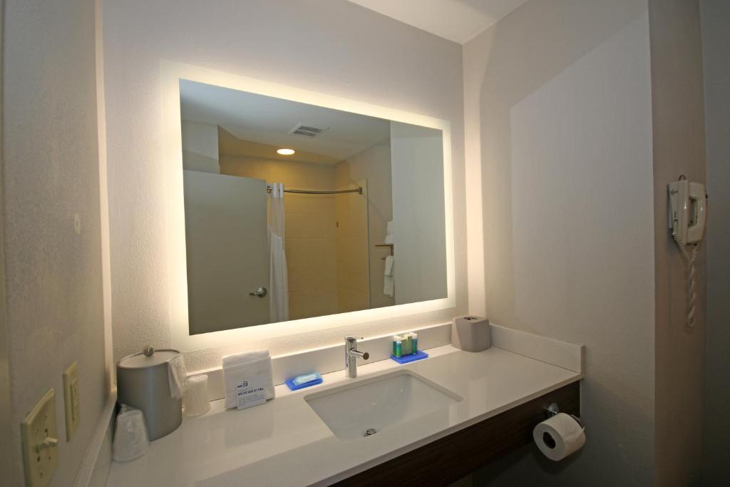 Holiday Inn Express Hotel & Suites Greensboro-East, an IHG Hotel - Queen Suite Met Twee Queensize Bedden En Bankbed