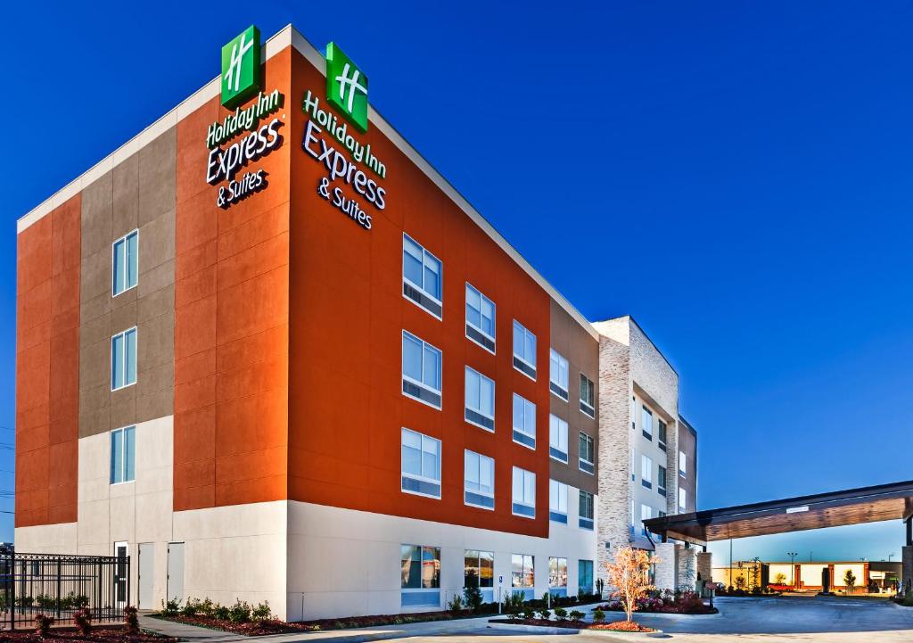 an image of the front of a hotel at Holiday Inn Express & Suites Tulsa West - Sand Springs, an IHG Hotel in Sand Springs