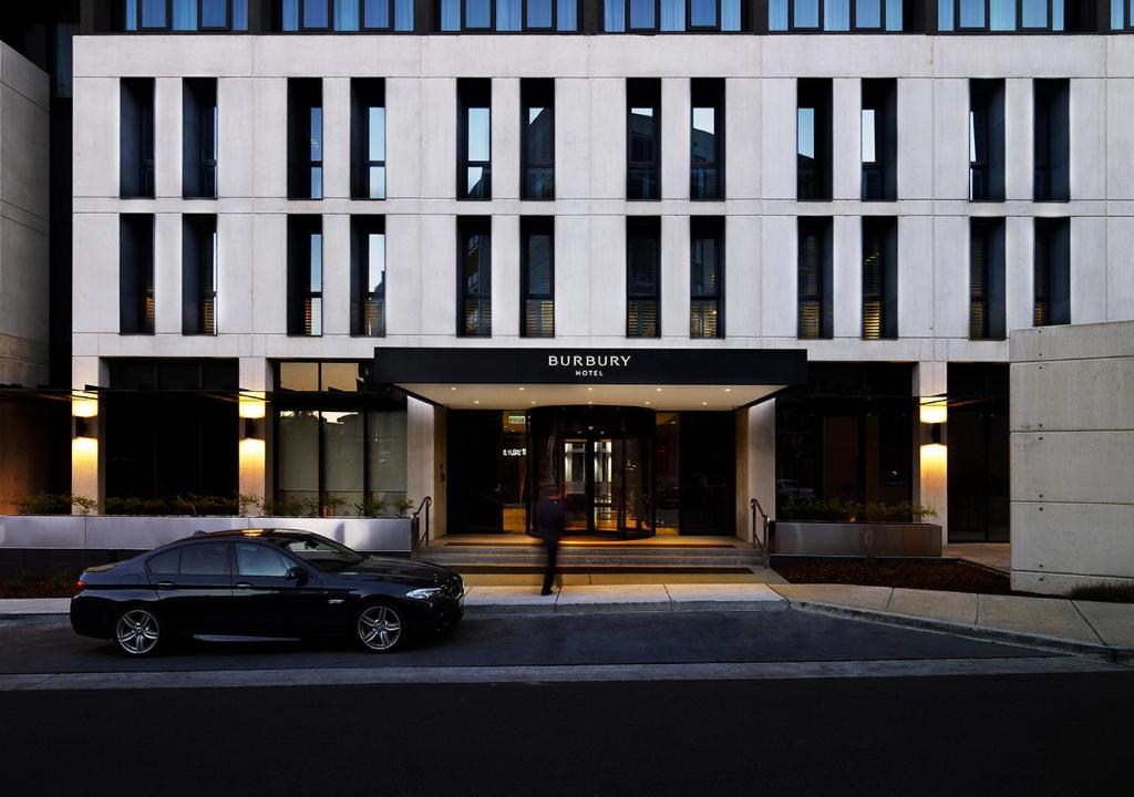 un coche negro estacionado frente a un edificio en Burbury Hotel en Canberra