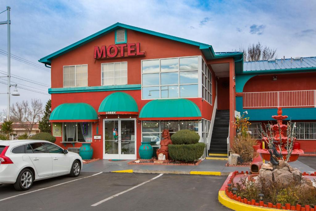 un motel con un coche aparcado delante de él en Sandia Peak Inn at Old Town Albuquerque, en Albuquerque